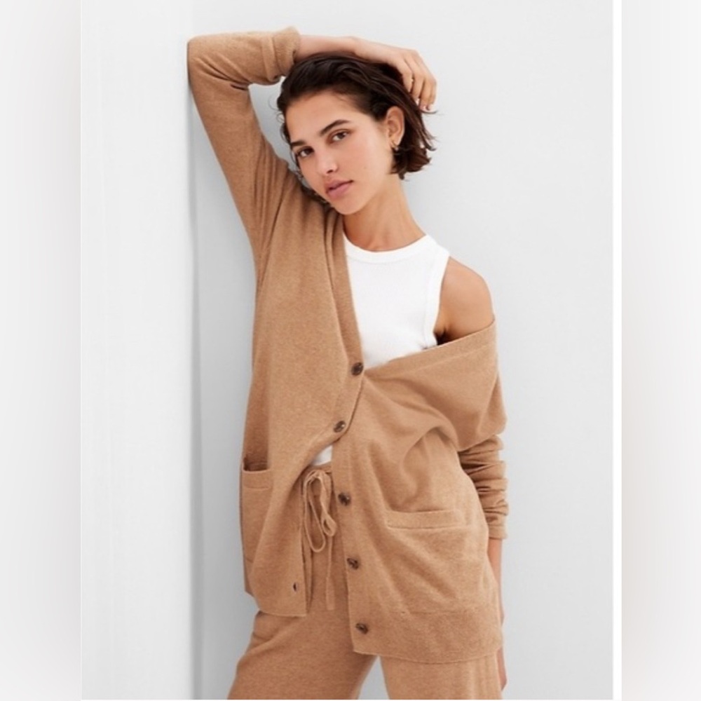 GAP CashSoft Boyfriend Cardigan in Camel Heather Tan